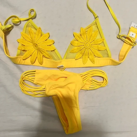 Yellow bikini - Picture 2 of 2